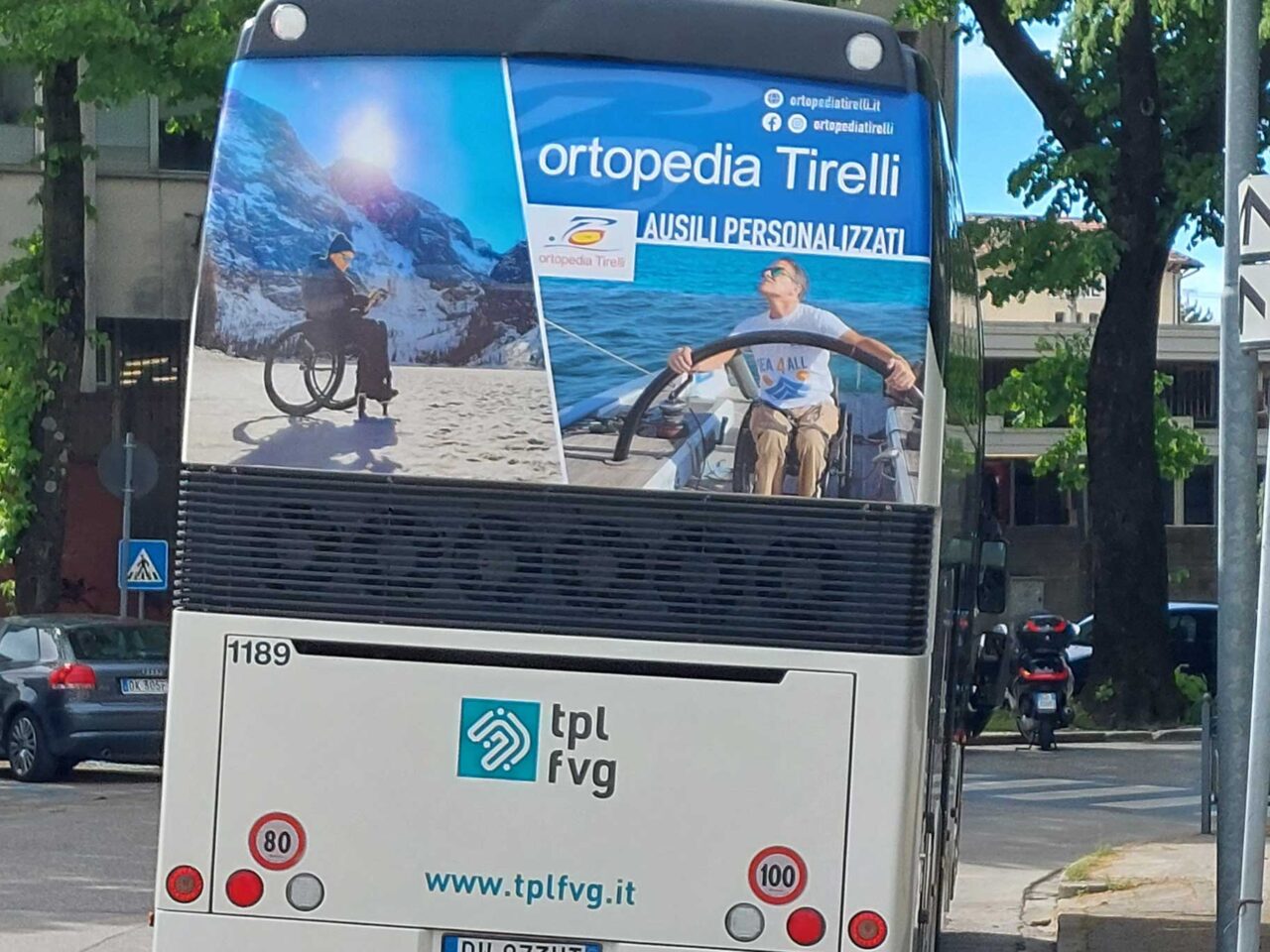 Un lunotto di una linea extraurbana personalizzato con una campagna pubblicitaria di Gap Pubblicità.